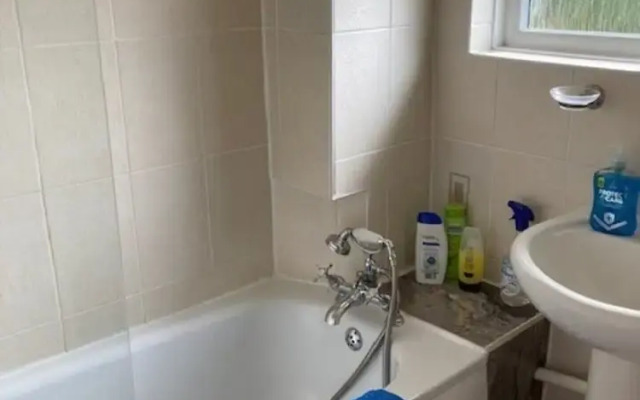5-bed Town House in Newport