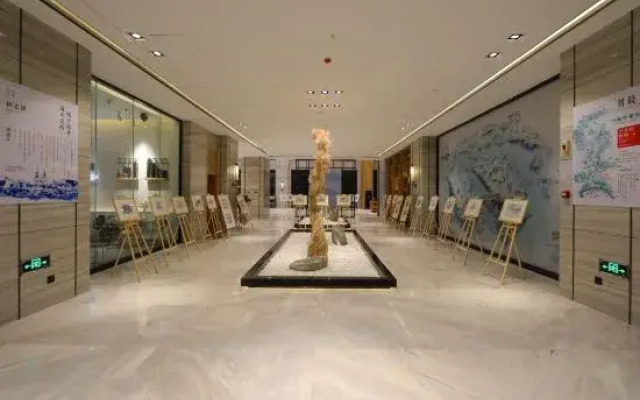 Rezen Longuu Hotel (Zhaoqing Qixingyan scenic spot store)
