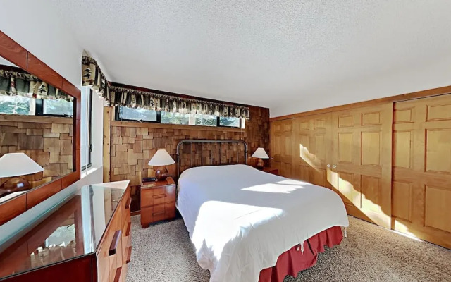 Nice 2 Bedroom Condo in Mammoth! Easy access to 3 Hot Tubs & Pool! by RedAwning