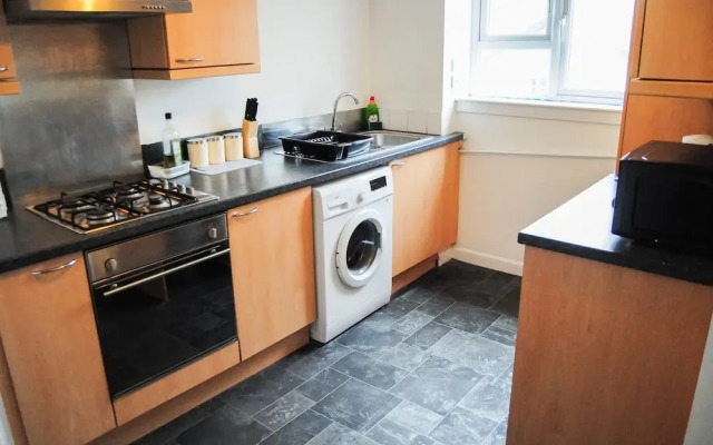 Dennistoun Apartment with Balcony