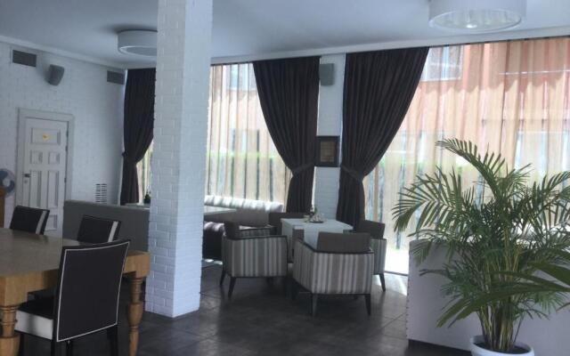 Oasis Suites Apartments and Studios