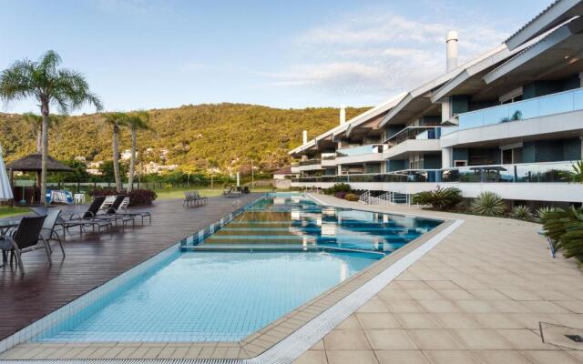 Apartamento com 4 suítes pé na areia