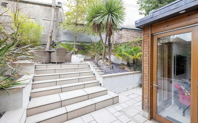 JOIVY Ultra Luxe 3BR home near Princes St