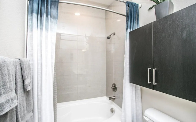 Rooftop Pool, Views, Close to Shops & Dining C4427