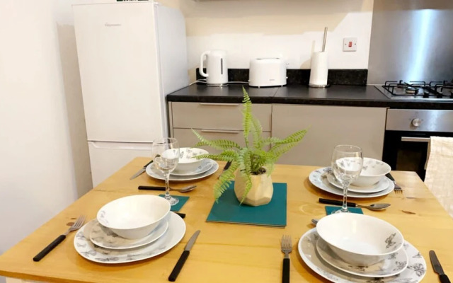 Inviting 2-bed Apartment in Wakefield Charming