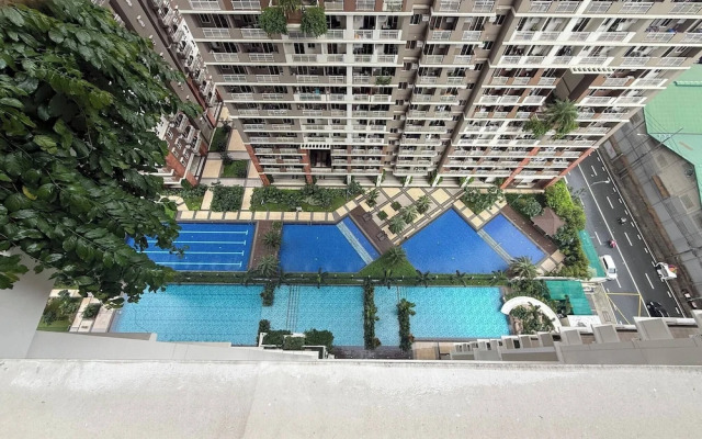 Aesthetic Cozy Apartment Condo With Pool Balcony & Deck