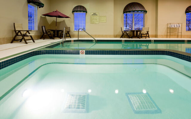 Holiday Inn Express Hotel & Suites Oshkosh Stateroute 41