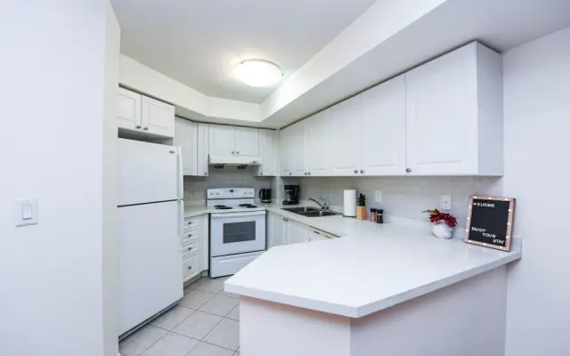 Canadian Madmac Furnished Apartment - Square One Ovation
