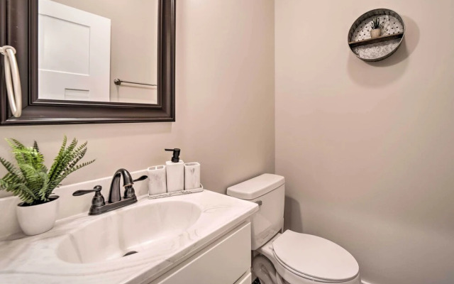 Asheville Area Hideaway w/ Hot Tub + Deck!