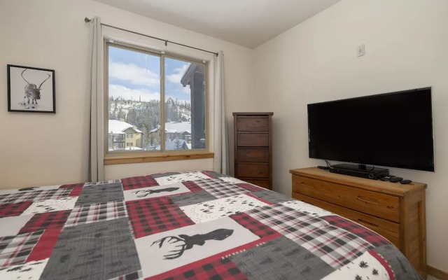 Trailhead Lodge One Bedroom 801 Condo by RedAwning
