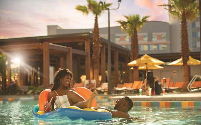 Universal's Endless Summer - Dockside Inn & Suites