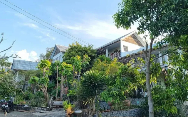 Sawasdee Sichang Resort