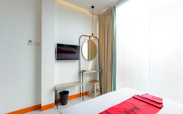 RedDoorz Near Mangga Dua Mall