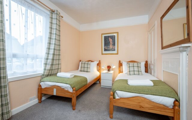 Homely & Central 2 Bed Flat with Parking