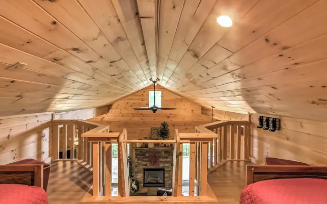 Hot Tub & Loft: Mountain-view Sevierville Cabin