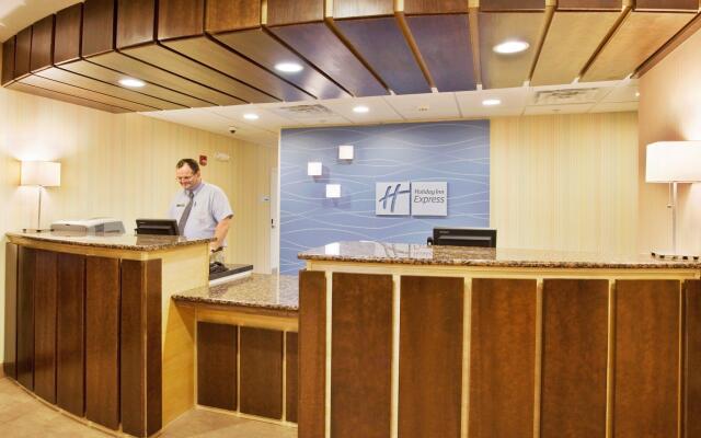 Holiday Inn Express & Suites Lincoln Airport by IHG