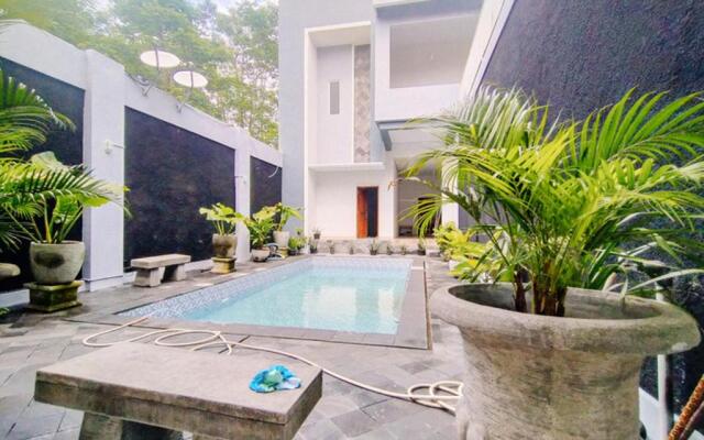 RedDoorz @ Artomoro Guest House