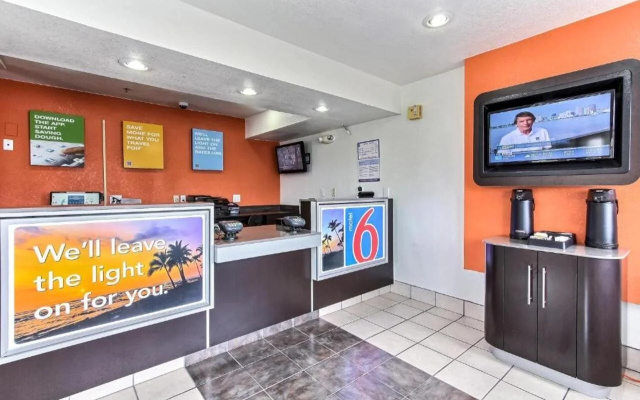 Motel 6 Salinas, CA - North Monterey Area