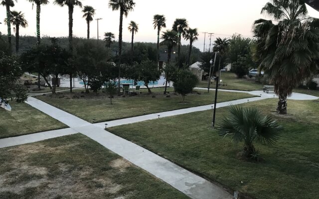 99 Palms Inn & Suites