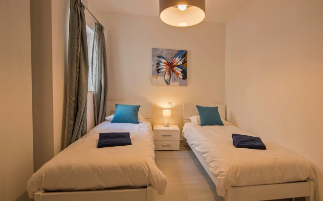 The Hillock North E10