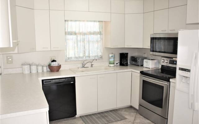 Jamaica Royale - 001 - 1 Br Condo