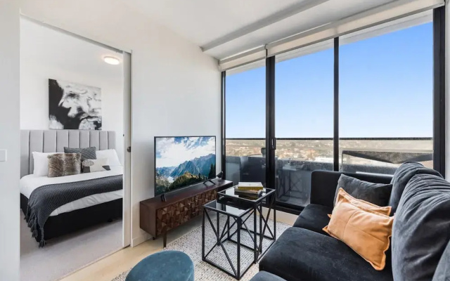 Chic 1-bed With City Views, Parking, Gym & Pool