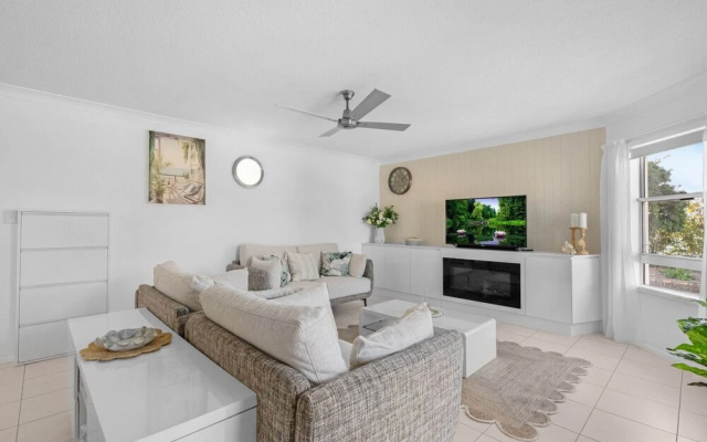 Bright Coastal Stay With Pool and Beach View – Guest Rooms – Hervey Bay
