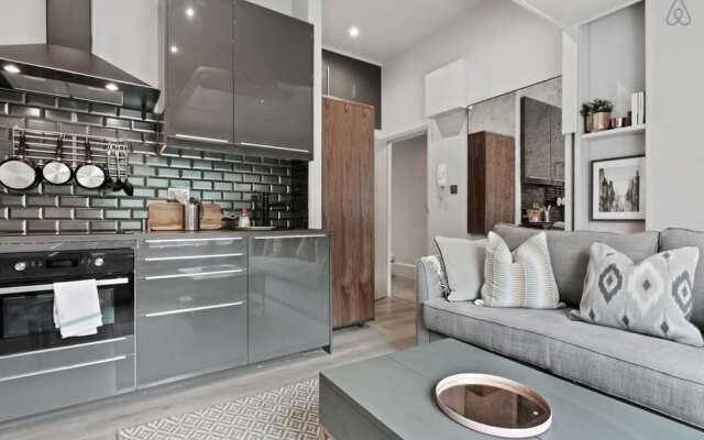 Splendid Studio Flat W/suspended Bed in Camden