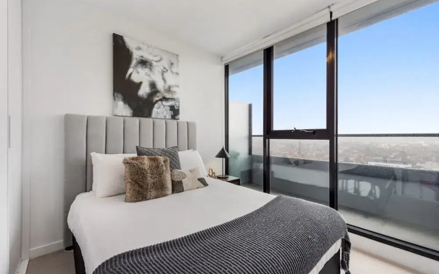 Chic 1-bed With City Views, Parking, Gym & Pool