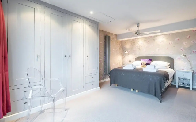 Immaculate Hammersmith Home By The River Thames