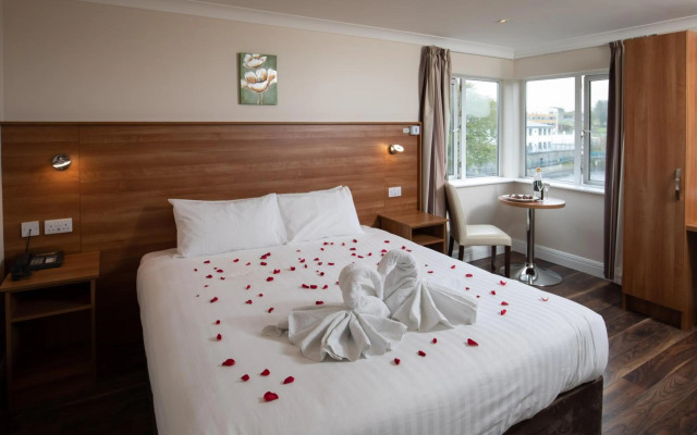 Riverside Hotel