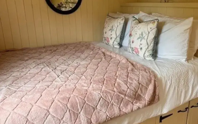 Shepherdshut-cotswolds-petfriendly-woodburner