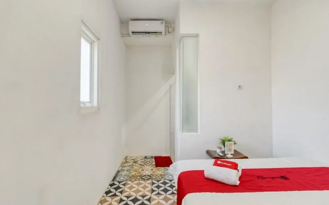RedDoorz Hostel near Kalasan Temple