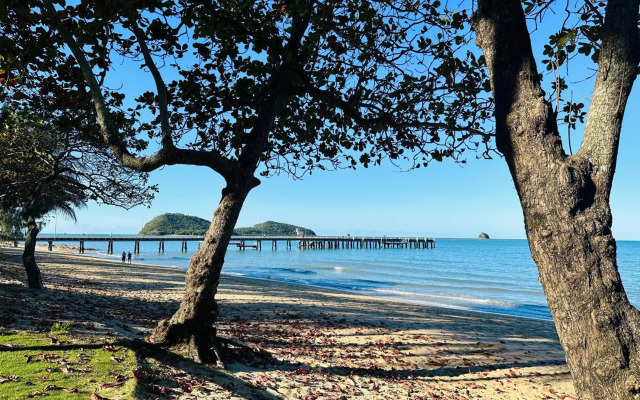 Palm Cove Pool Access Apartment