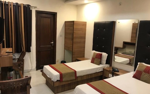 Hotel Crystal Deluxe at New Delhi Railway Station – Guest Rooms – Delhi