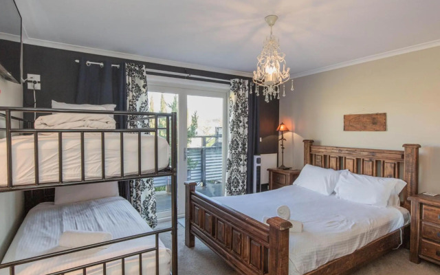 Oak & Barrel / 7 Twynam Street