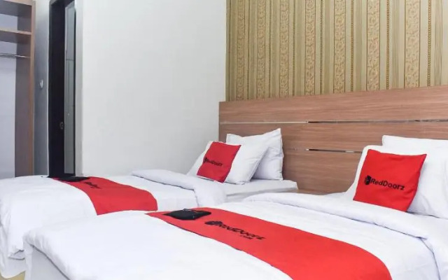 RedDoorz Plus near Malang Town Square