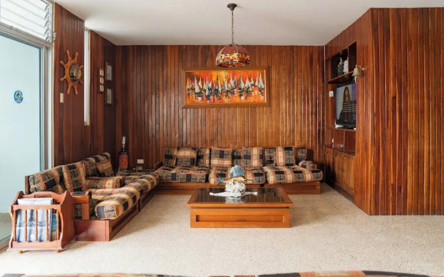 Captivating 4-bedroom Apartment in Salinas