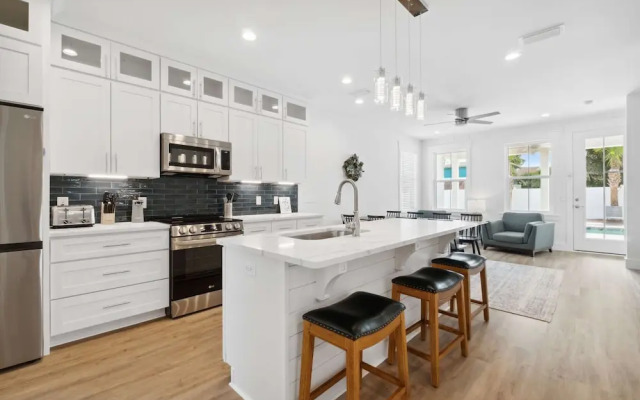 Blissful Getaway 4 BDR Whole Home Heated Pool!