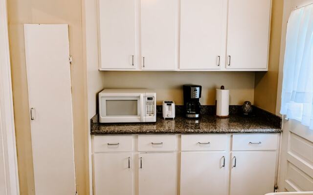 Blue Moon Guest House and Saloon