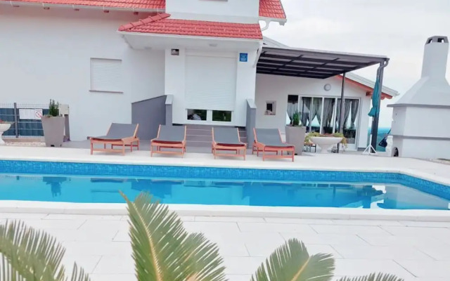 Villa Cerina With Outdoor Swimming Pool