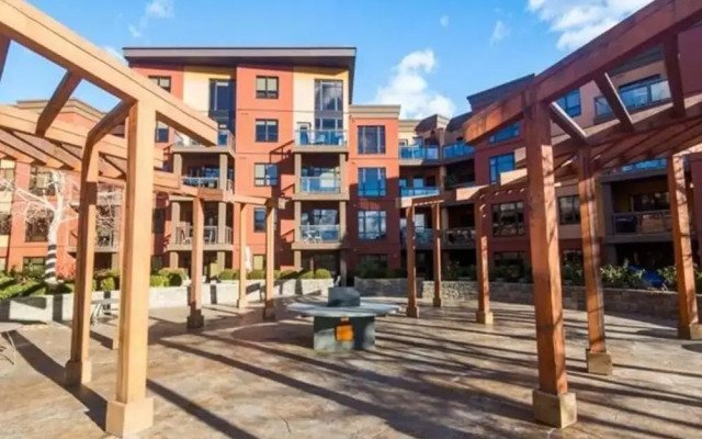 Ground Level Condo Backing Onto Creek #122