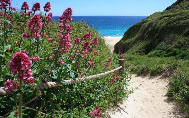 Kitty Unique 60s Caravan set in Pretty Garden
