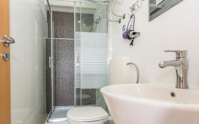 Awesome Home in Brela with Hot Tub, WiFi & 4 Bedrooms