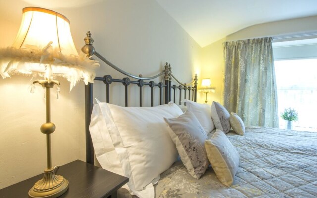 Albany House Bed And Breakfast