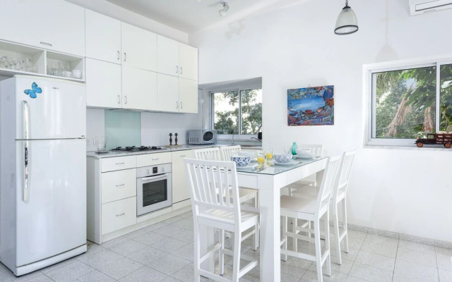 Tranquil Garden Retreat by Sea N Rent