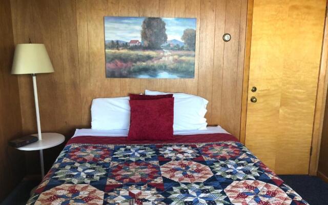 Showboat Motel Restaurant & Bar