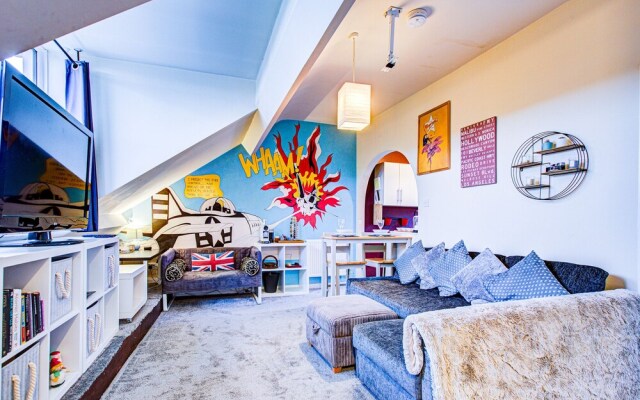 Entire Artistic Open-plan Top Floor Apartment