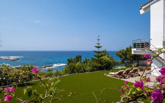 Icarus Luxury Beachfront Villa