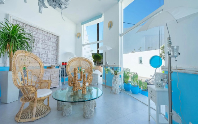 Kouros Home Hotel